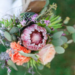 Hochzeitsdekorationsstrauss an Klappstuhl. Gemacht von Bluamazaina