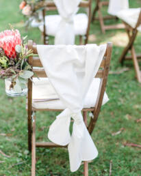 Klappstuhl mit floraler Hochzeitsdekoration aus der Bluamazaina Chur/ Domat/ems