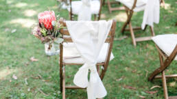 Klappstuhl mit floraler Hochzeitsdekoration aus der Bluamazaina Chur/ Domat/ems