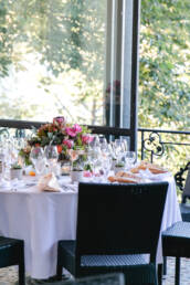 Gedeckter Tisch mit floraler Hochzeitsdekoration gemacht von Bluamazaina