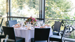 Gedeckter Tisch mit floraler Hochzeitsdekoration gemacht von Bluamazaina